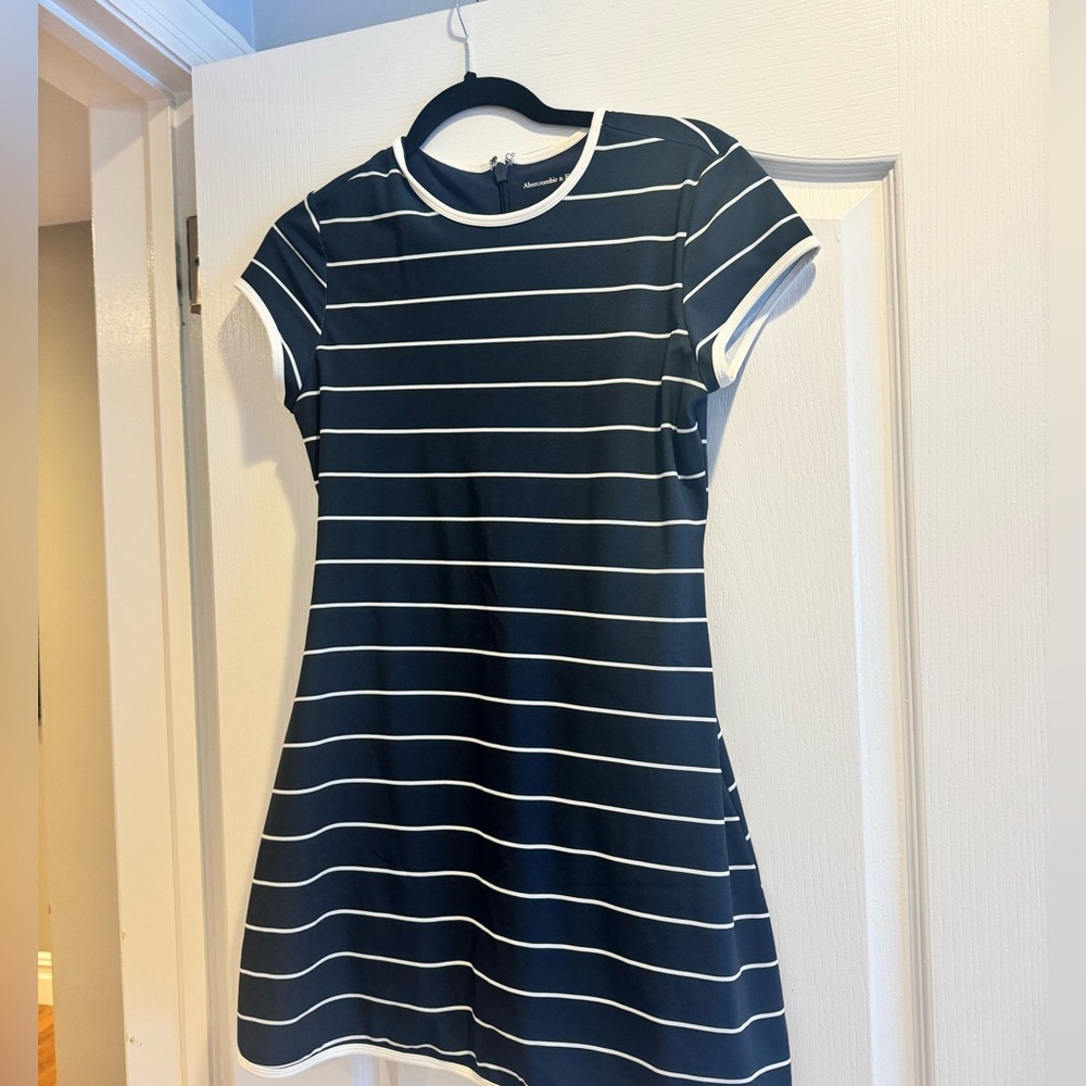 Abercrombie small petitie traveler dress with shorts built in